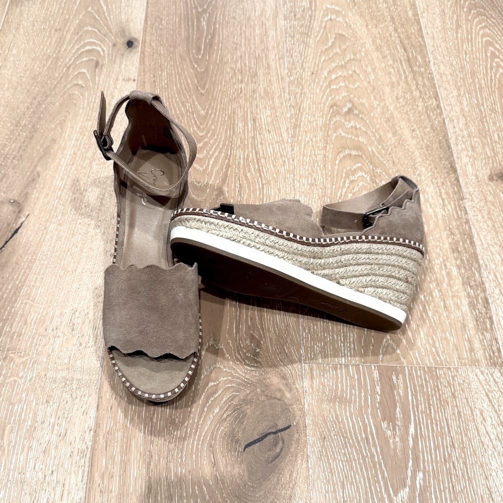 Final/Firm Price. NWOB Crown Vintage Daffodil
Espadrille Wedge Sandal, Size 7.5 - Picture 3 of 7